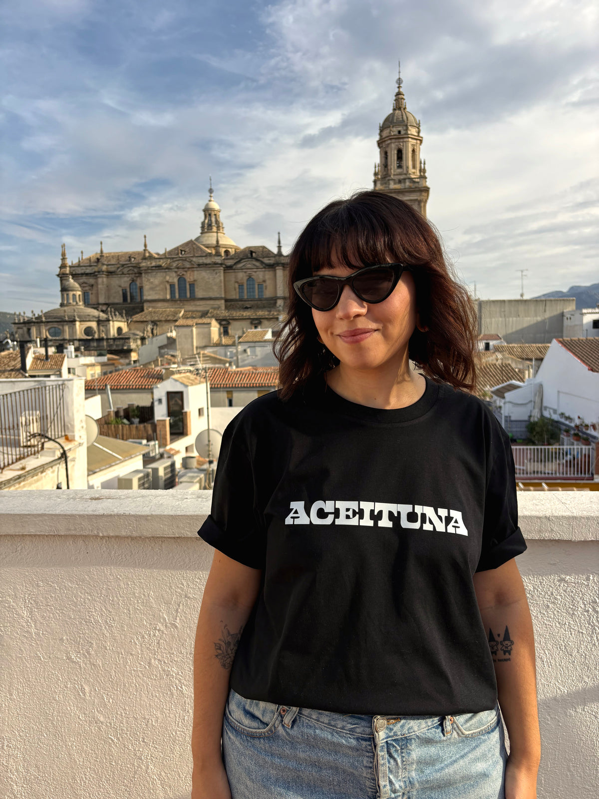 Camiseta negra - Aceituna