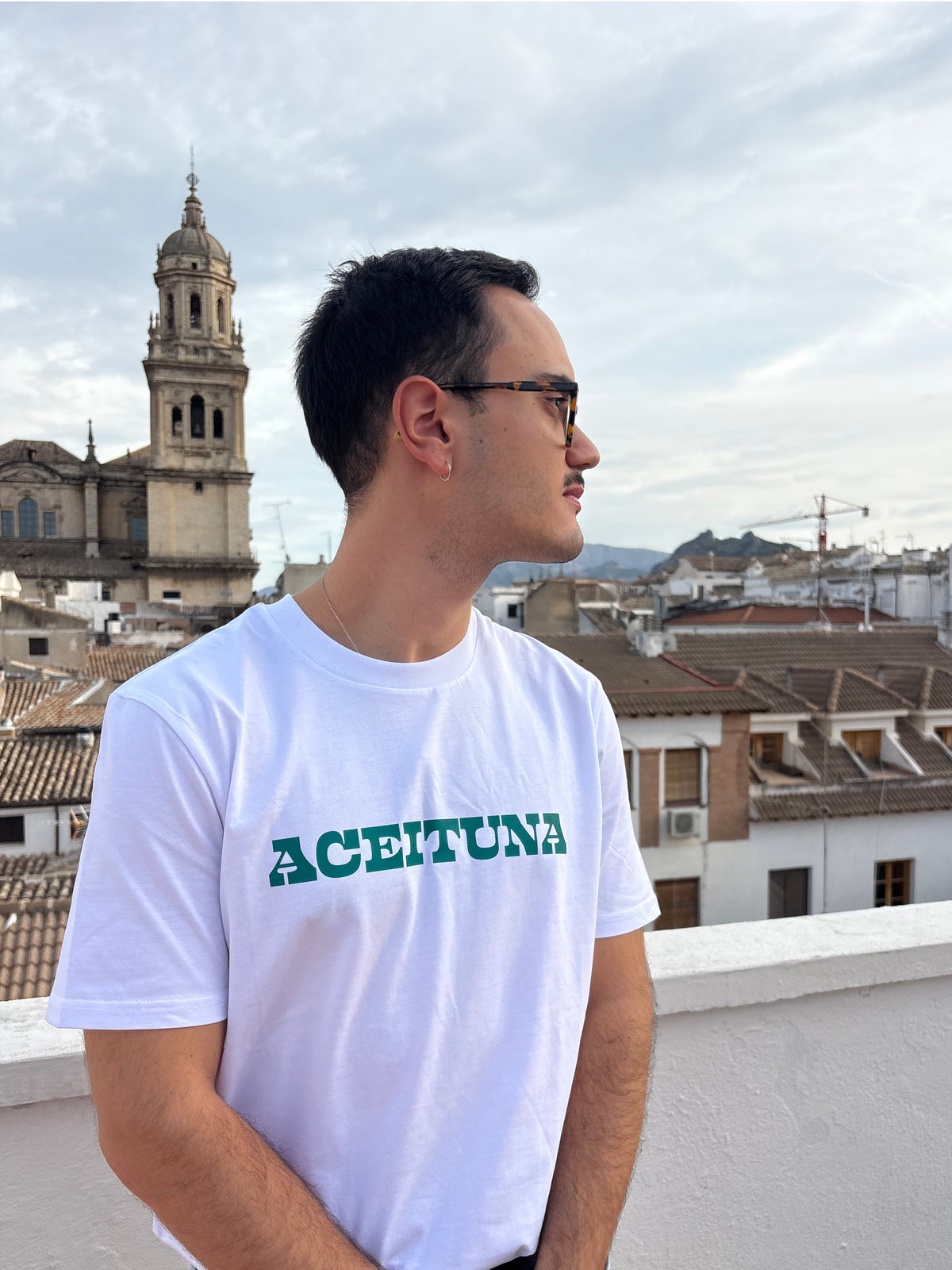 Camiseta blanca - Aceituna